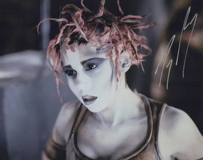 Gigi Edgley autograph