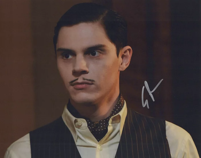 Evan Peters autograph