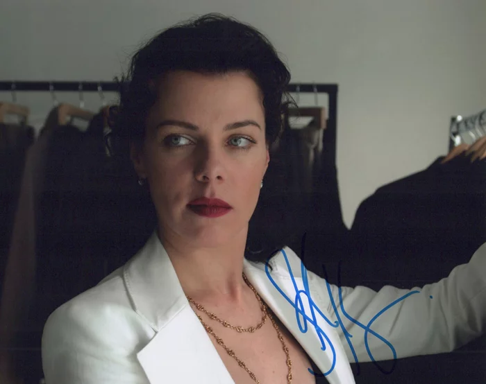 Debi Mazar autograph