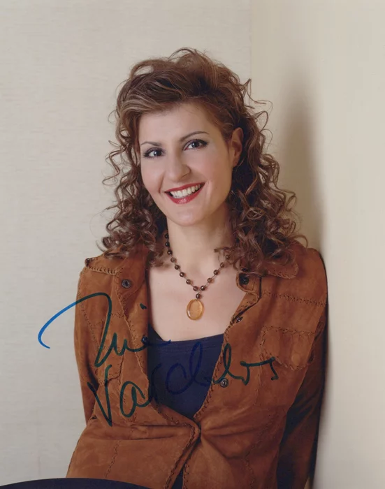 Nia Vardalos autograph