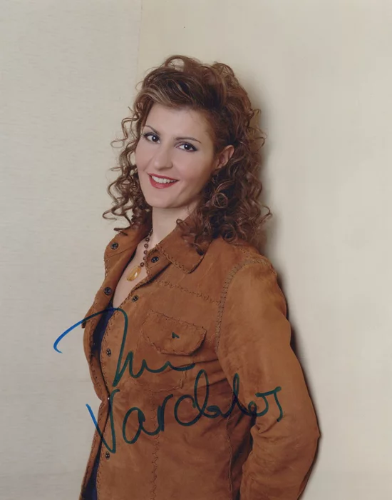 Nia Vardalos autograph