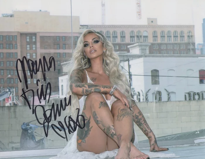 Mayra Dias Gomes autograph