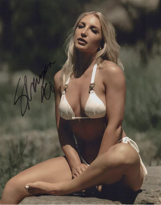 Shayna Holt autograph