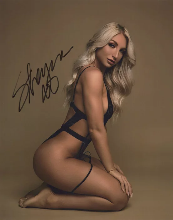 Shayna Holt autograph