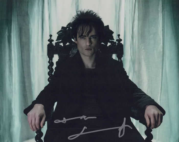 Tom Sturridge autograph