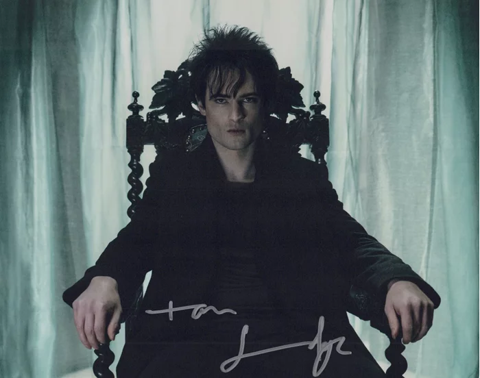 Tom Sturridge autograph