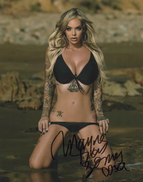 Mayra Dias Gomes autograph