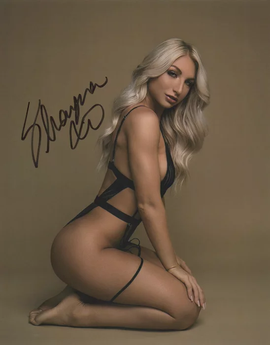 Shayna Holt autograph