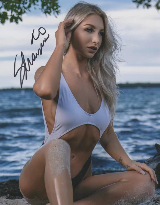 Shayna Holt autograph