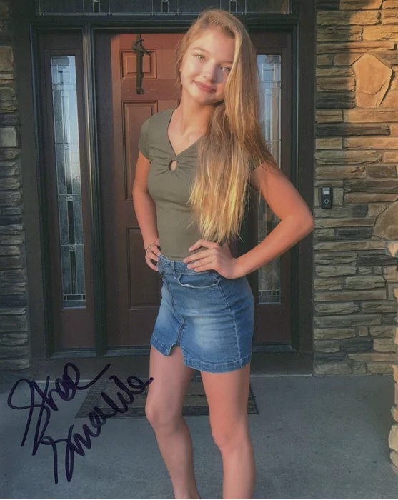 Shae Smolik autograph