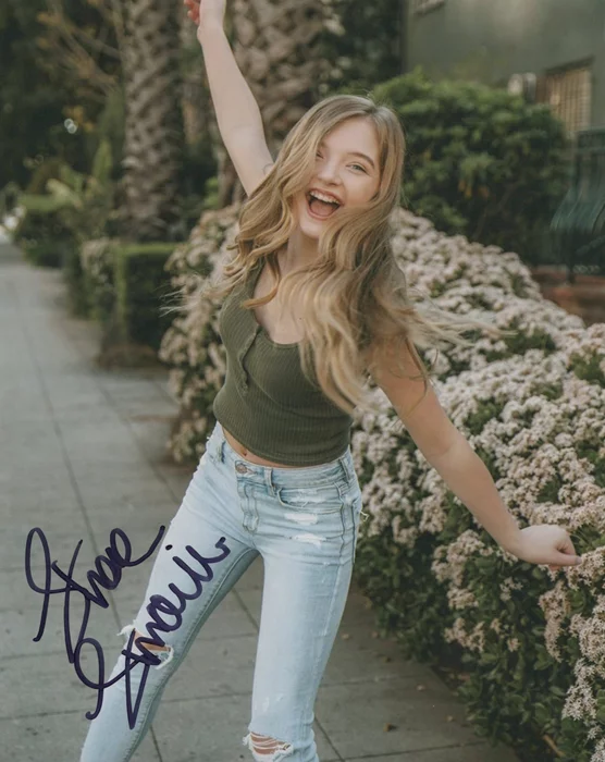 Shae Smolik autograph