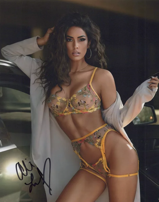 Ali Lee autograph