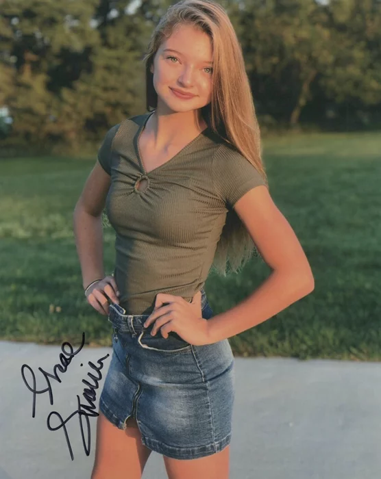 Shae Smolik autograph
