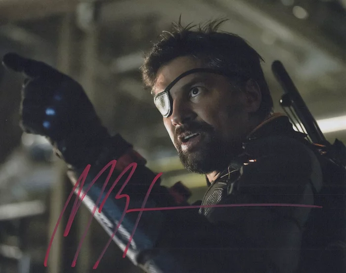 Manu Bennett autograph
