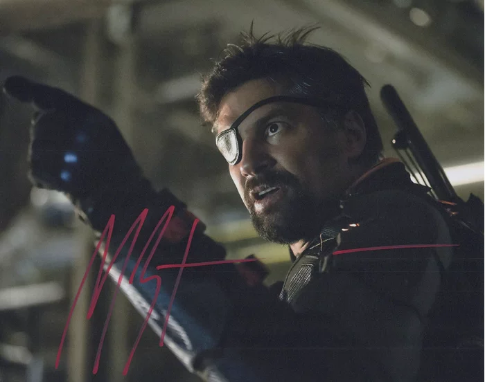 Manu Bennett autograph