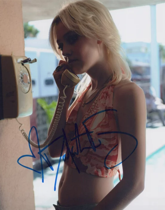 Dakota Fanning autograph