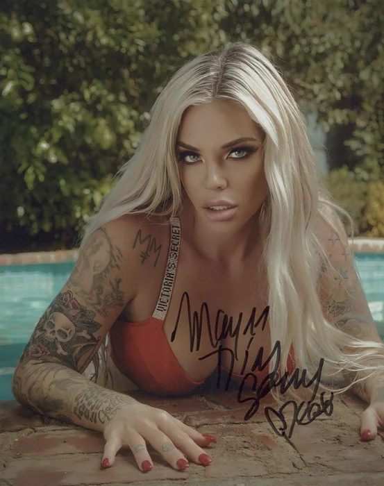 Mayra Dias Gomes autograph