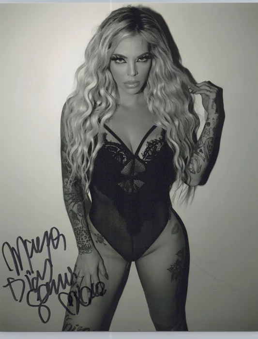 Mayra Dias Gomes autograph