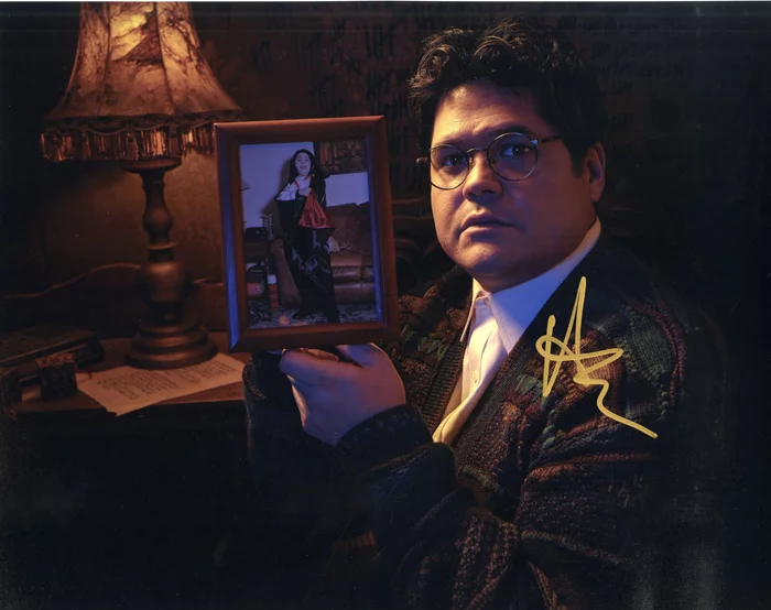 Harvey Guillen autograph