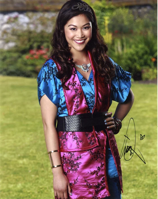 Dianne Doan autograph