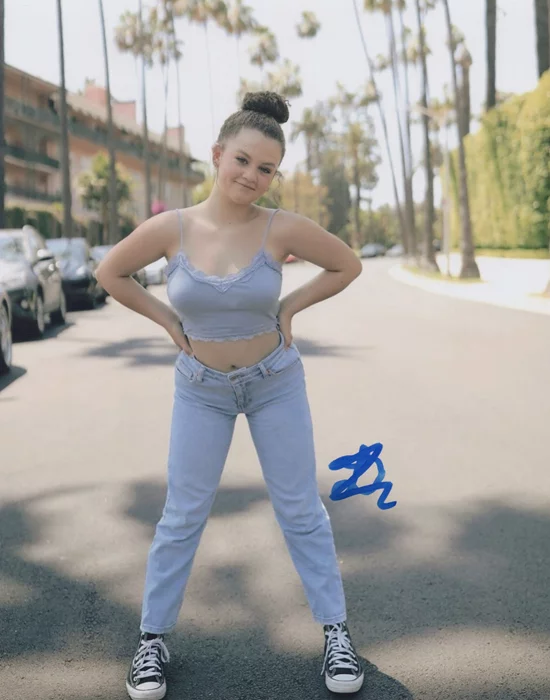 Lindsey Keefe autograph