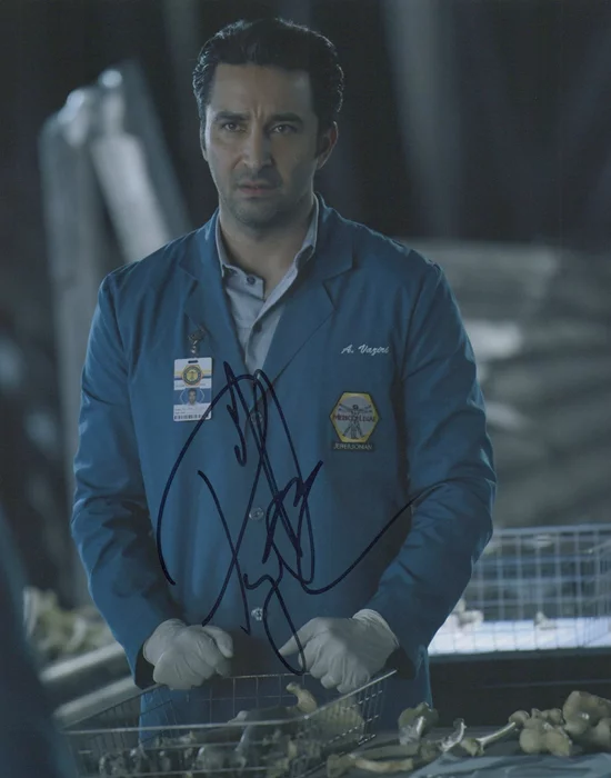 Pej Vahdat autograph