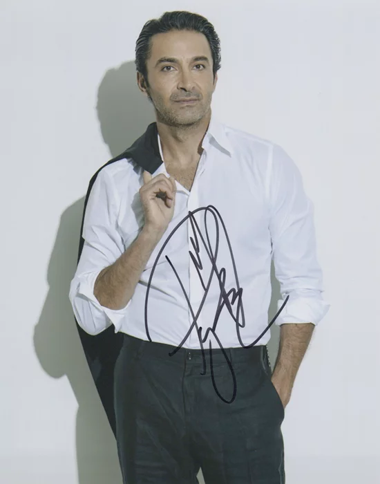 Pej Vahdat autograph