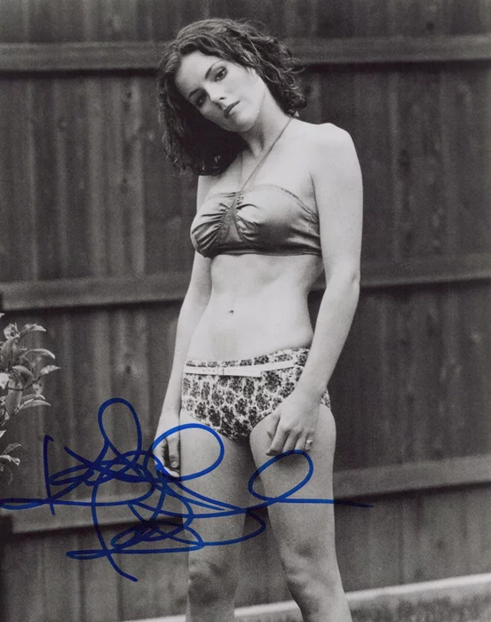 Kathleen Robertson autograph