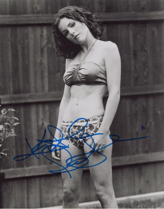 Kathleen Robertson autograph