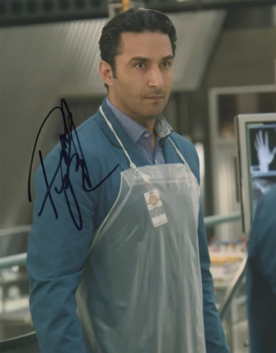 Pej Vahdat autograph