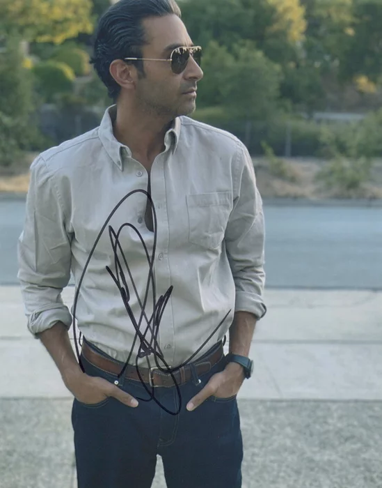 Pej Vahdat autograph