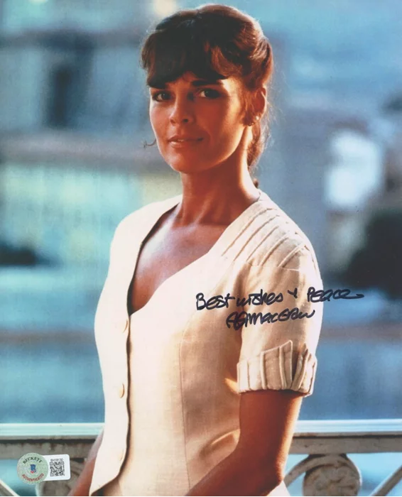 Ali MacGraw autograph