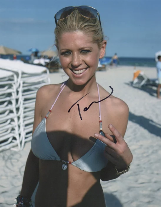 Tara Reid autograph
