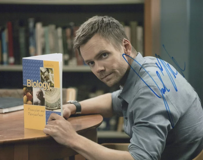 Joel McHale autograph