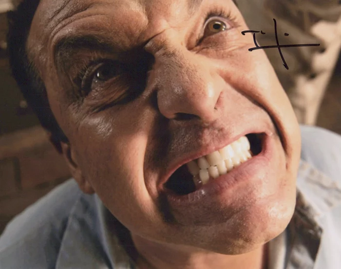 Tom Sizemore autograph