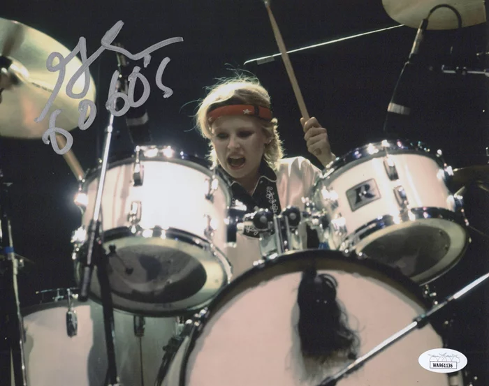 Gina Schock autograph