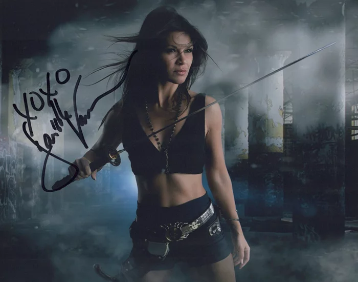 Danielle Vasinova autograph