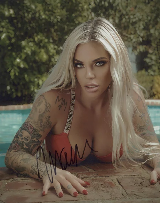 Mayra Dias Gomes autograph