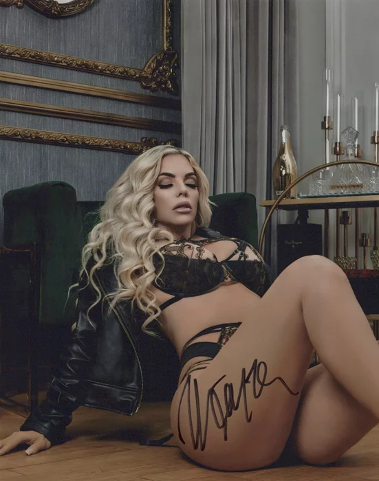 Mayra Dias Gomes autograph