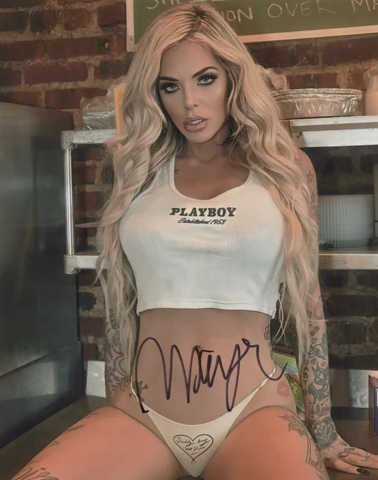 Mayra Dias Gomes autograph