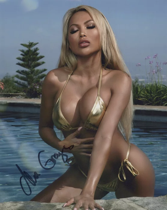 Mia Gray autograph
