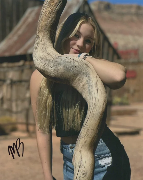 Mia Nina autograph