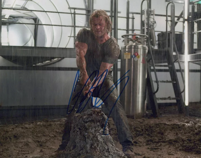 Chris Hemsworth autograph