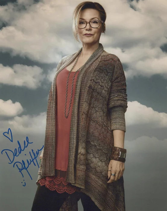 Dedee Pfeiffer autograph