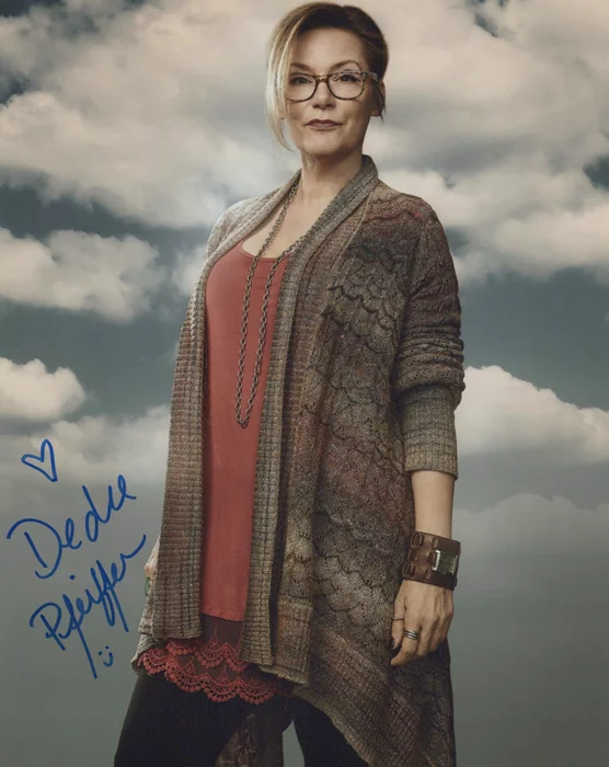 Dedee Pfeiffer autograph