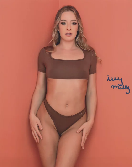 Ivy Millz autograph