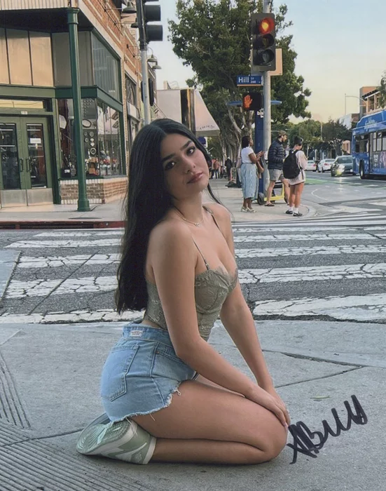 Alexandra Bull autograph