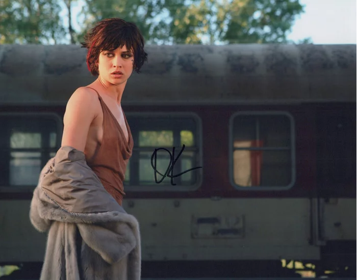Olga Kurylenko autograph