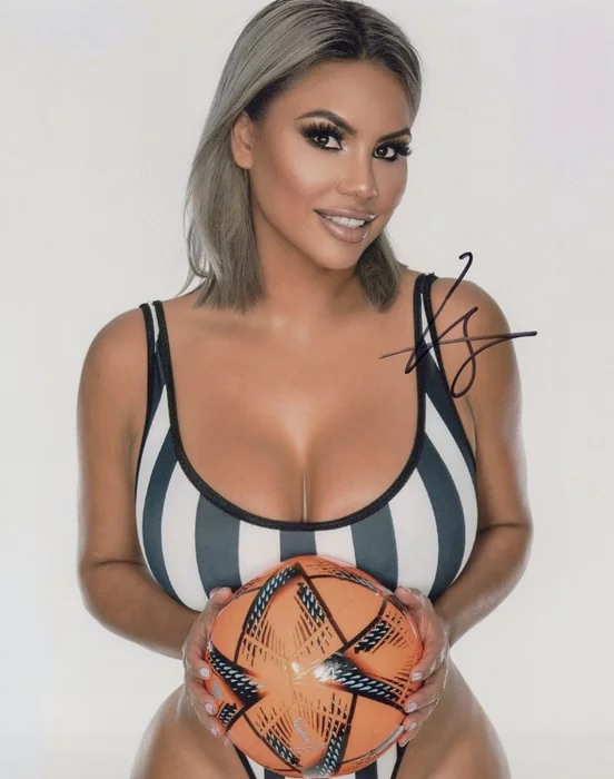 Roxy Aguirre autograph