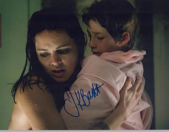 Jacinda Barrett autograph